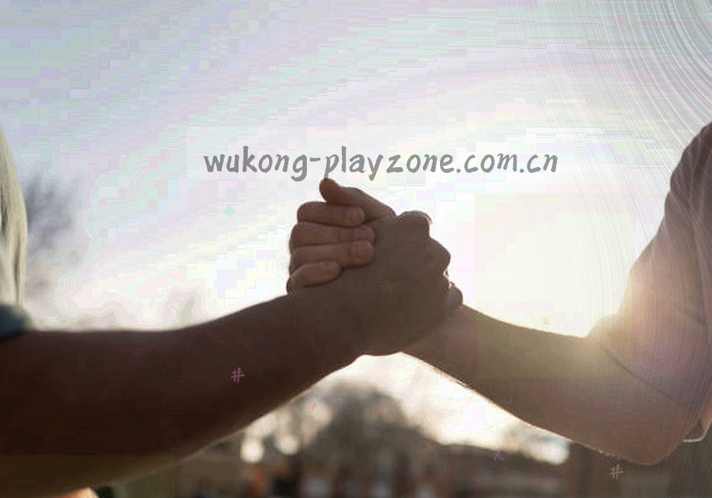 赛场边线与观众光斑的金色滤镜局部画面